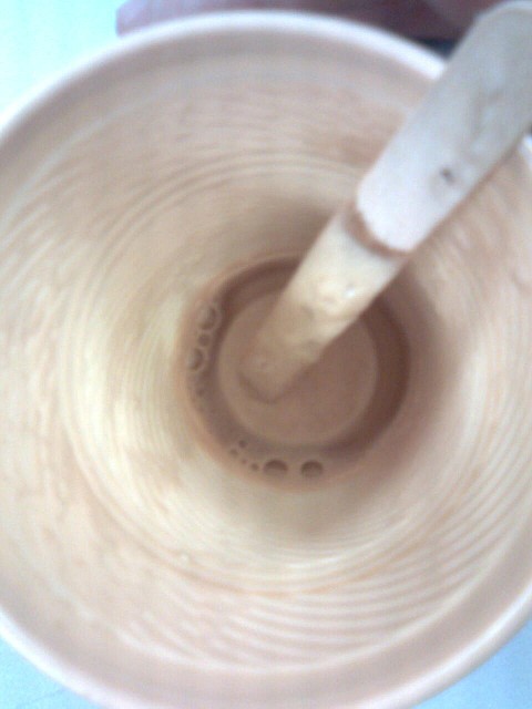 Ce fond de tasse possède des yeux, une conscience. Peut on encore le considérer comme non humain ?