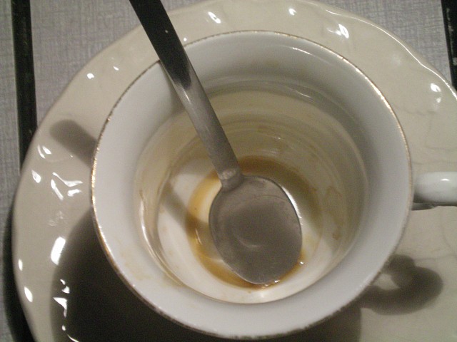 Les cuillers, l'ennemi des fonds de tasse.
