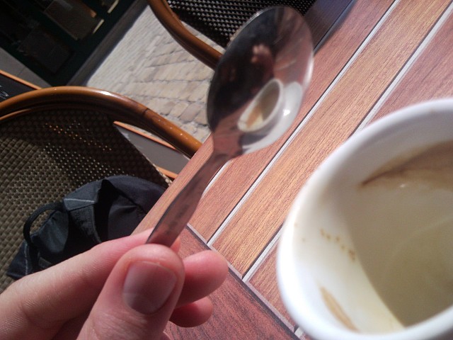 Reflet d'un fond de tasse en terrasse.